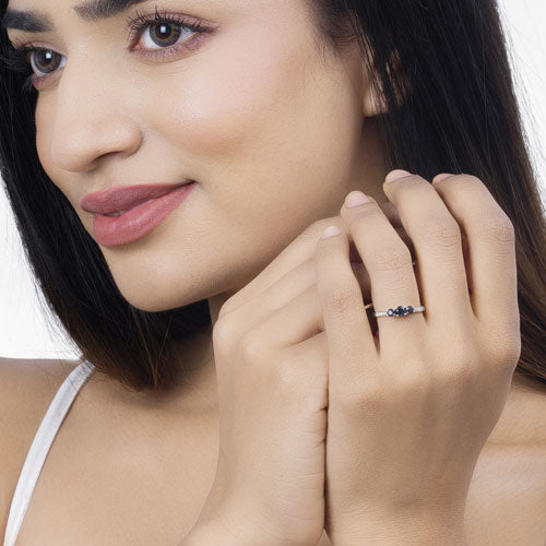 Anillo de oro blanco de 14K con zafiro azul genuino de 0,56 quilates y diamantes blancos