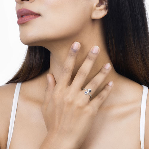 Anillo de oro blanco de 14 quilates con zafiro azul genuino de 0,34 quilates y diamante blanco
