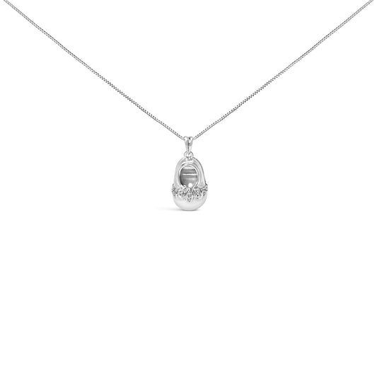 Collar de 18" con dije de zapatilla de bebé de oro blanco de 14 quilates con acento de diamante y lazo (color G-H, claridad SI1-SI2)