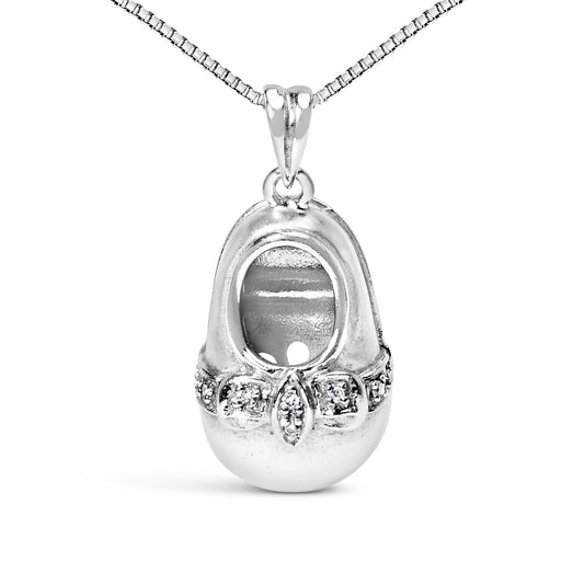Collar de 18" con dije de zapatilla de bebé de oro blanco de 14 quilates con acento de diamante y lazo (color G-H, claridad SI1-SI2)