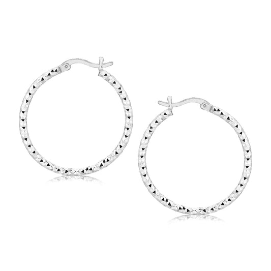 Aretes de aro con diseño facetado de plata de ley con baño de rodio