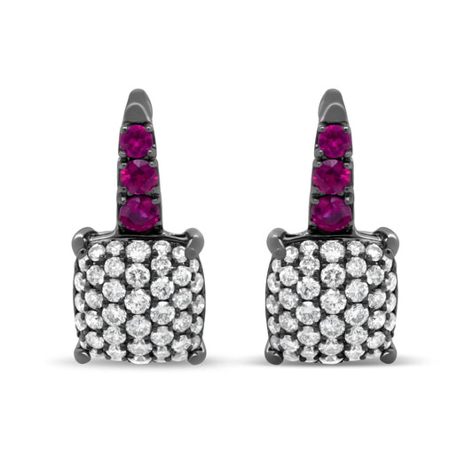 Pendientes colgantes de diamantes redondos y rubíes rojos graduados de 7/8 Cttw en oro blanco de 18 K chapado en rodio negro (color F-G, claridad VS1-VS2)