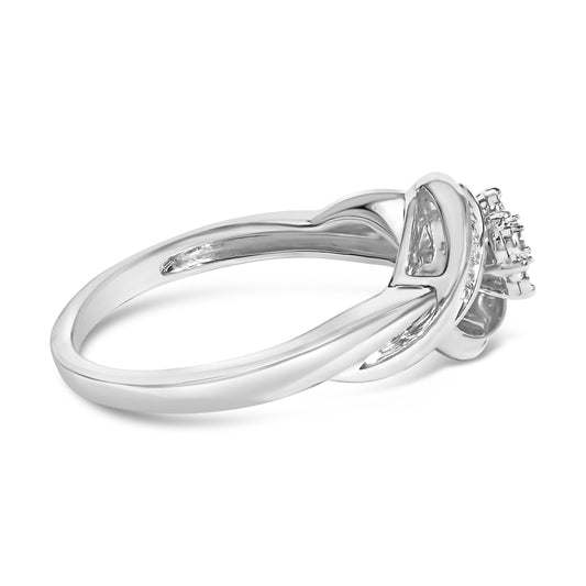 Anillo de racimo cruzado de plata de ley con diamante de 1/10 Cttw