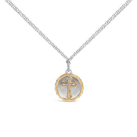 Collar de medallón con cruz de diamantes de 0,10 quilates en plata de ley chapada en oro amarillo de 14K