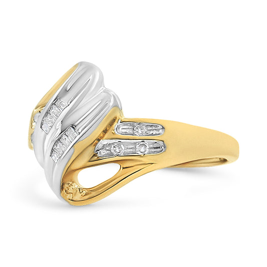 Anillo de derivación con detalles de diamantes redondos y en talla baguette de oro amarillo y blanco de 10 qt y 1,00 ct. (Color H-I, Claridad I2-I3) - Talla de anillo 7