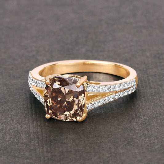 Anillo de oro amarillo de 18K con diamante marrón natural de 3,03 quilates certificado por el IGI y diamantes blancos de 0,32 quilates en total (3,35 quilates en total)