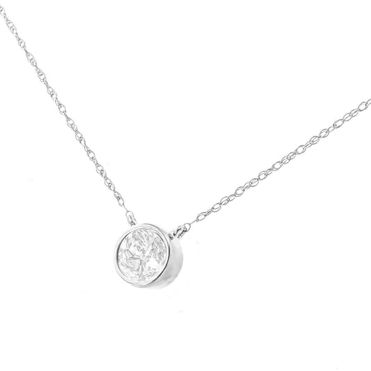 Collar con colgante de oro blanco de 10K con diamante de talla redonda de 1/3 Cttw engarzado tipo bisel de 18" (color J-K, claridad I1-I2)