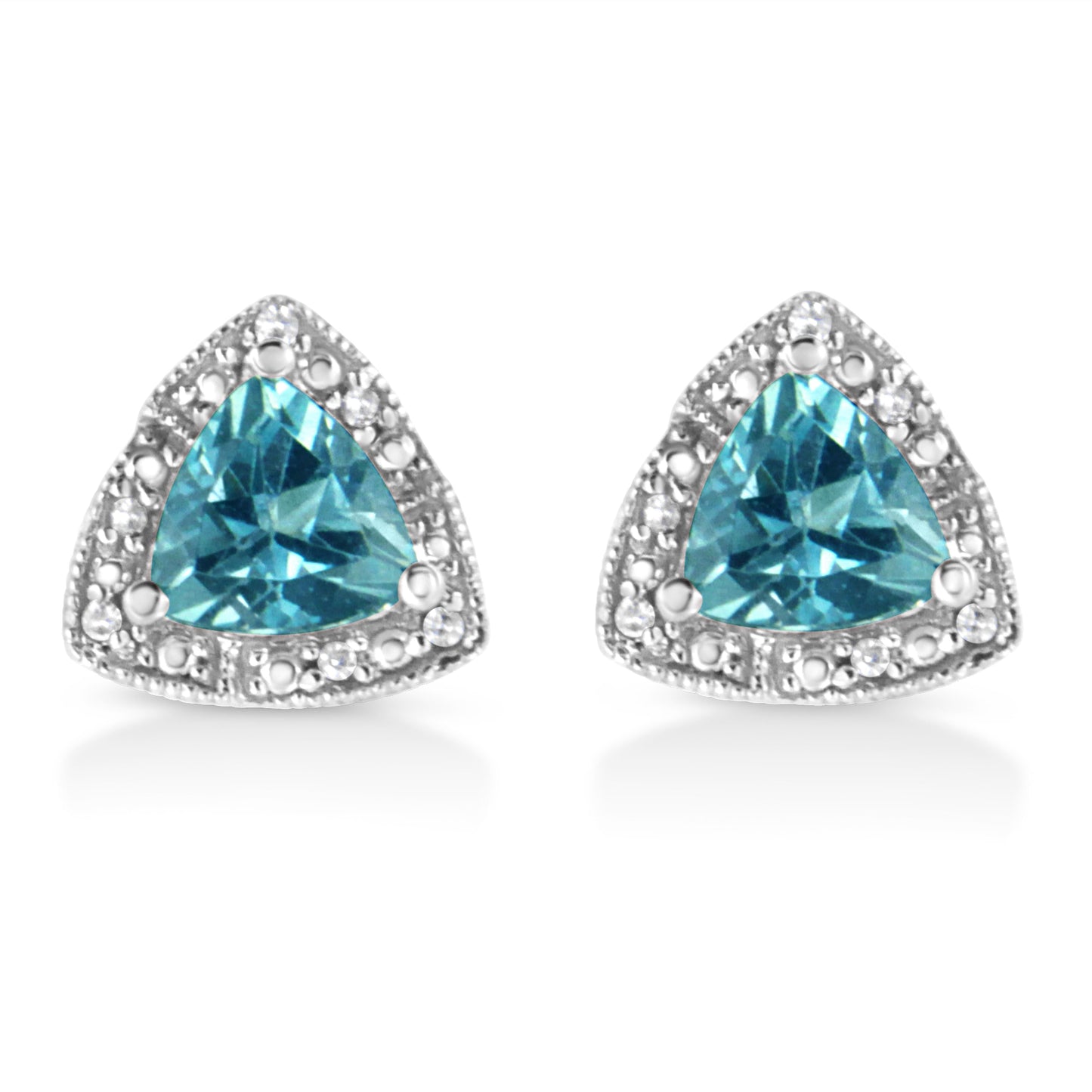 Aretes de oro blanco de .925 con topacio azul de corte trillón de 6x6 mm y acento de diamante (color I-J, claridad I1-I2)