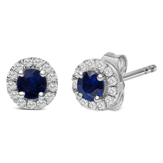 Pendientes de oro blanco de 10K con zafiro azul redondo de 3,25 mm x 3,25 mm y halo de diamantes de 1/10 Cttw (color I-J, claridad I1-I2)