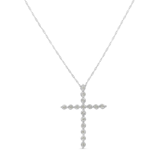 Collar con colgante de cruz de plata de ley .925 de 1/6 Cttw con diamantes de talla brillante y engaste milagroso de puntas compartidas de 18" (color I-J, claridad I2-I3)