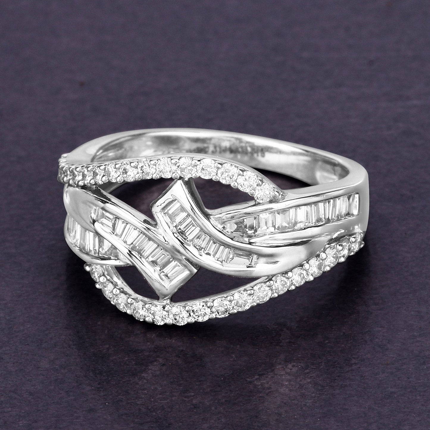 Anillo de oro blanco de 14K con diamante blanco auténtico de 0,72 quilates (color E-F-G, claridad VS-SI)