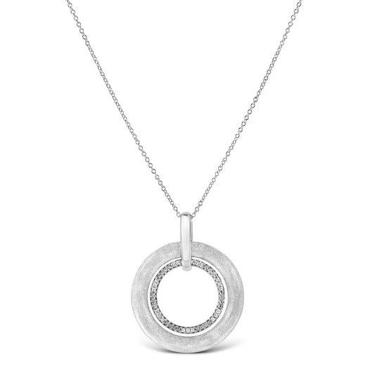 Collar con colgante de 45 cm de doble círculo de plata de ley .925 con acabado satinado y acento de diamantes engastados en garras (color I-J, claridad I1-I2)