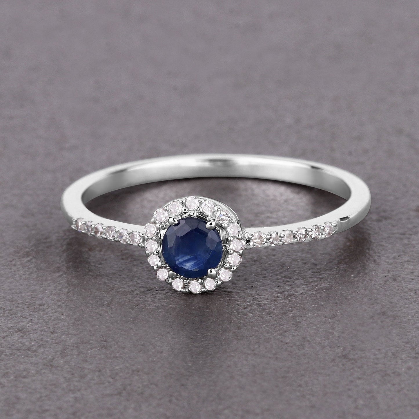 Anillo de oro blanco de 14 quilates con zafiro azul auténtico de 0,38 quilates y diamantes blancos