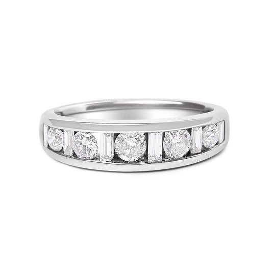 Anillo de banda con canal de diamantes de oro blanco de 14K con diamantes redondos y de baguette alternados de 1,0 Cttw