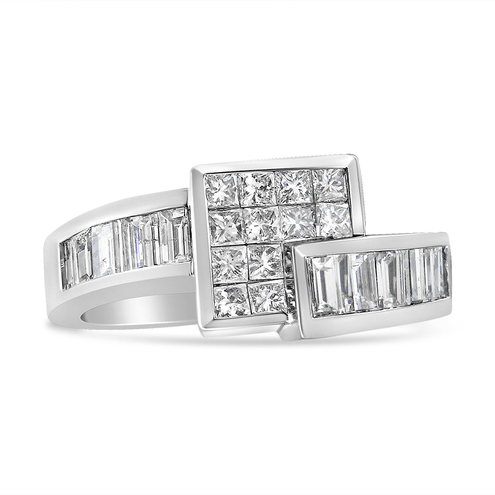 Anillo de oro blanco de 14K con diamantes de talla princesa engastados de forma invisible y diamantes de talla baguette engastados en canal, con diseño geométrico y banda cruzada (color G-H, claridad SI2-I1) - Talla 7