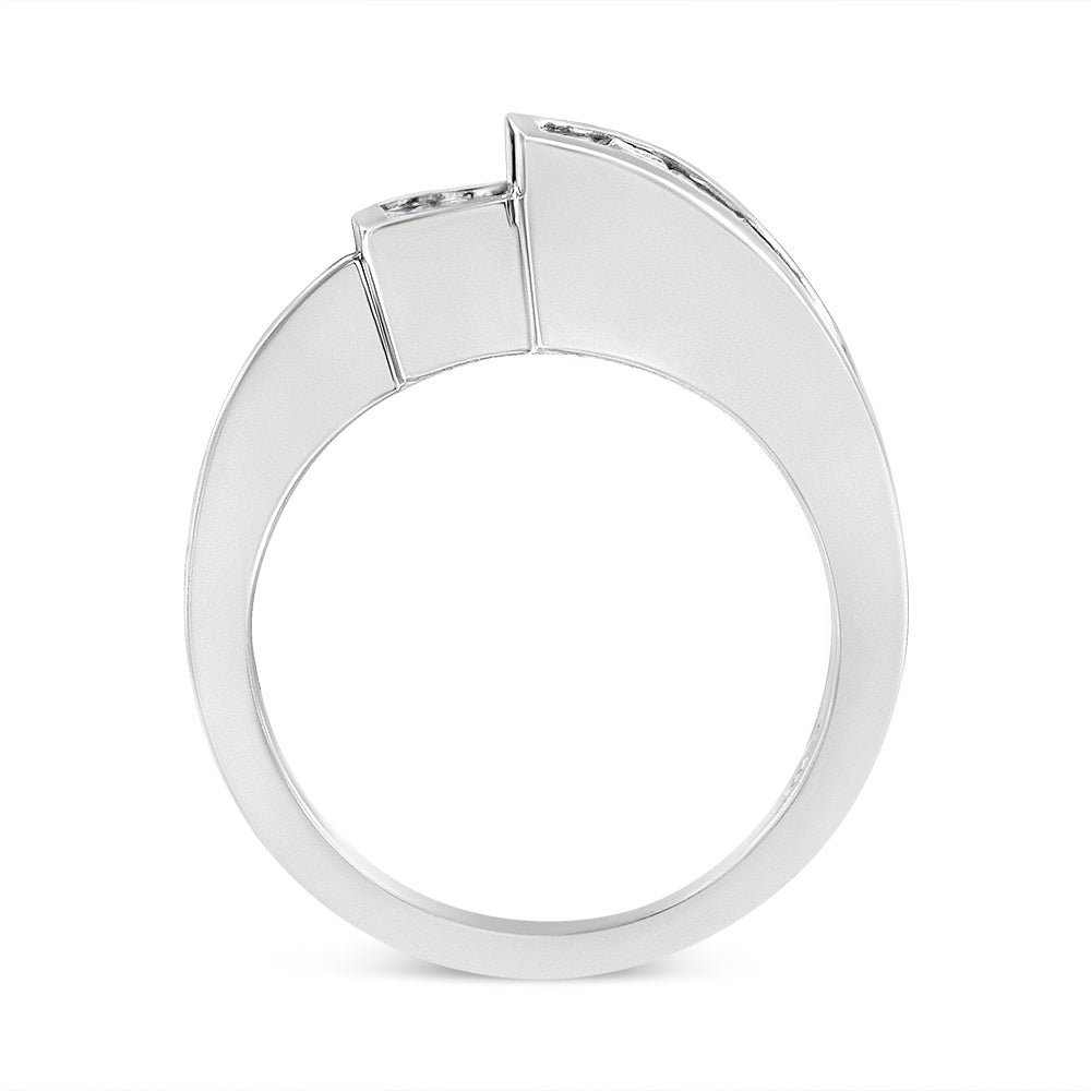 Anillo de oro blanco de 14K con diamantes de talla princesa engastados de forma invisible y diamantes de talla baguette engastados en canal, con diseño geométrico y banda cruzada (color G-H, claridad SI2-I1) - Talla 7