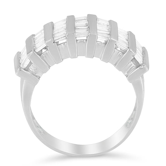 Anillo de boda unisex de moda multilínea estriado con canal vertical de diamante talla baguette de 1,0 Cttw en plata de ley .925 (color H-I, claridad I1-I2) - Talla 6-3/4