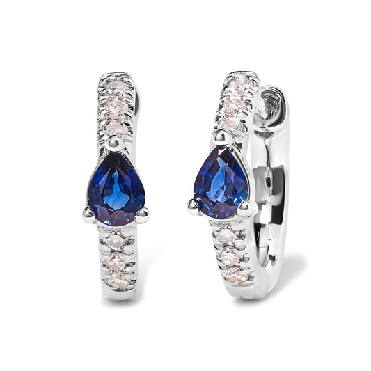 Pendientes de aro tipo huggie de zafiro azul con forma de pera de oro blanco de 10 qt y diamantes de 1/10 Cttw (color H-I, claridad I1-I2)