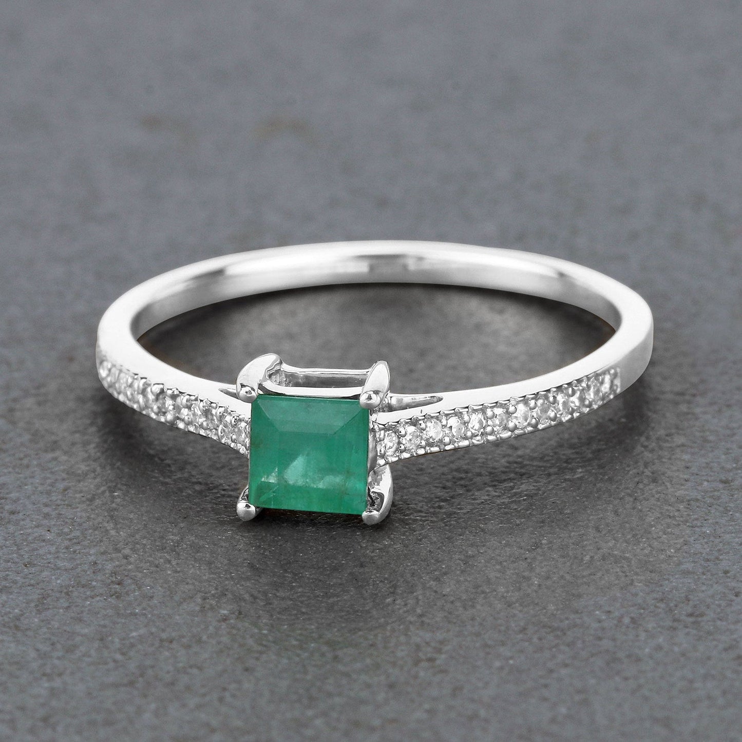 Anillo de oro blanco de 14 quilates con esmeralda zambiana auténtica de 0,67 quilates y diamantes blancos