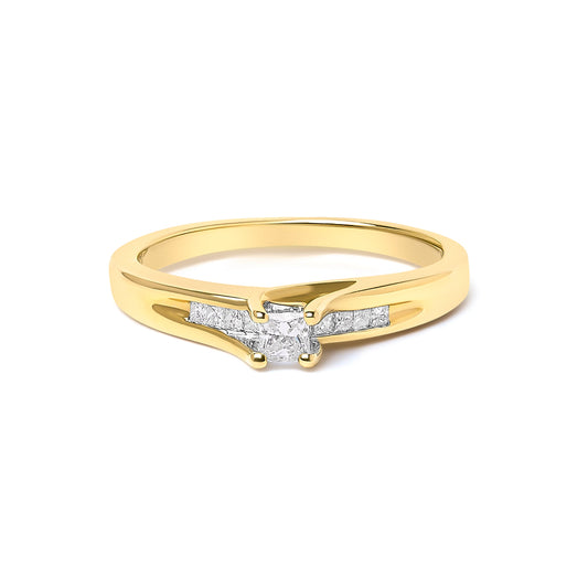 Anillo de compromiso de oro amarillo de 14 K con diamante de talla princesa de 1/4 Cttw