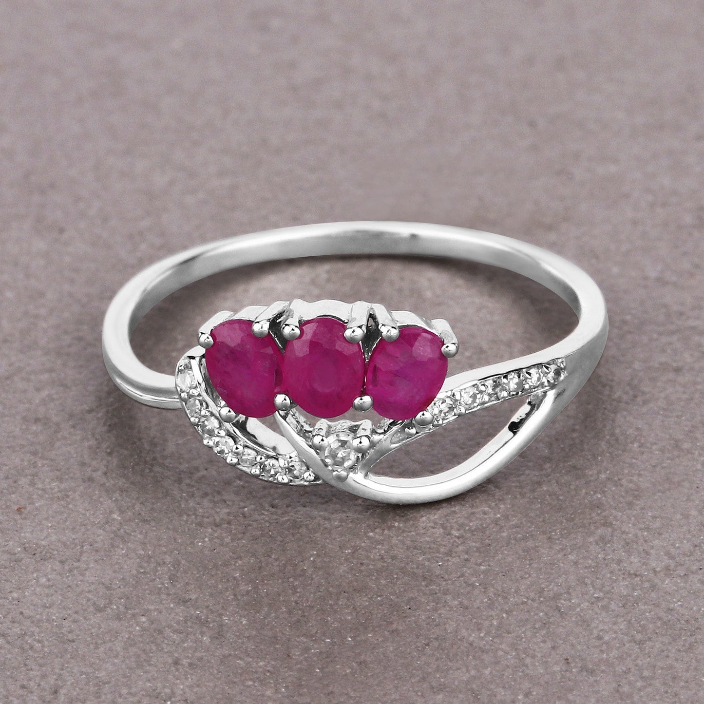 Anillo de oro blanco de 14K con rubí auténtico de 0,71 quilates y diamantes blancos