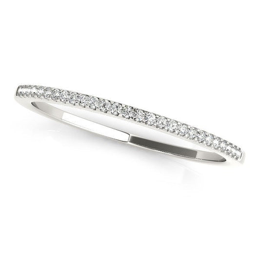 Anillo de boda fino redondo de oro blanco de 14k con pavé (1/10 quilates en total)
