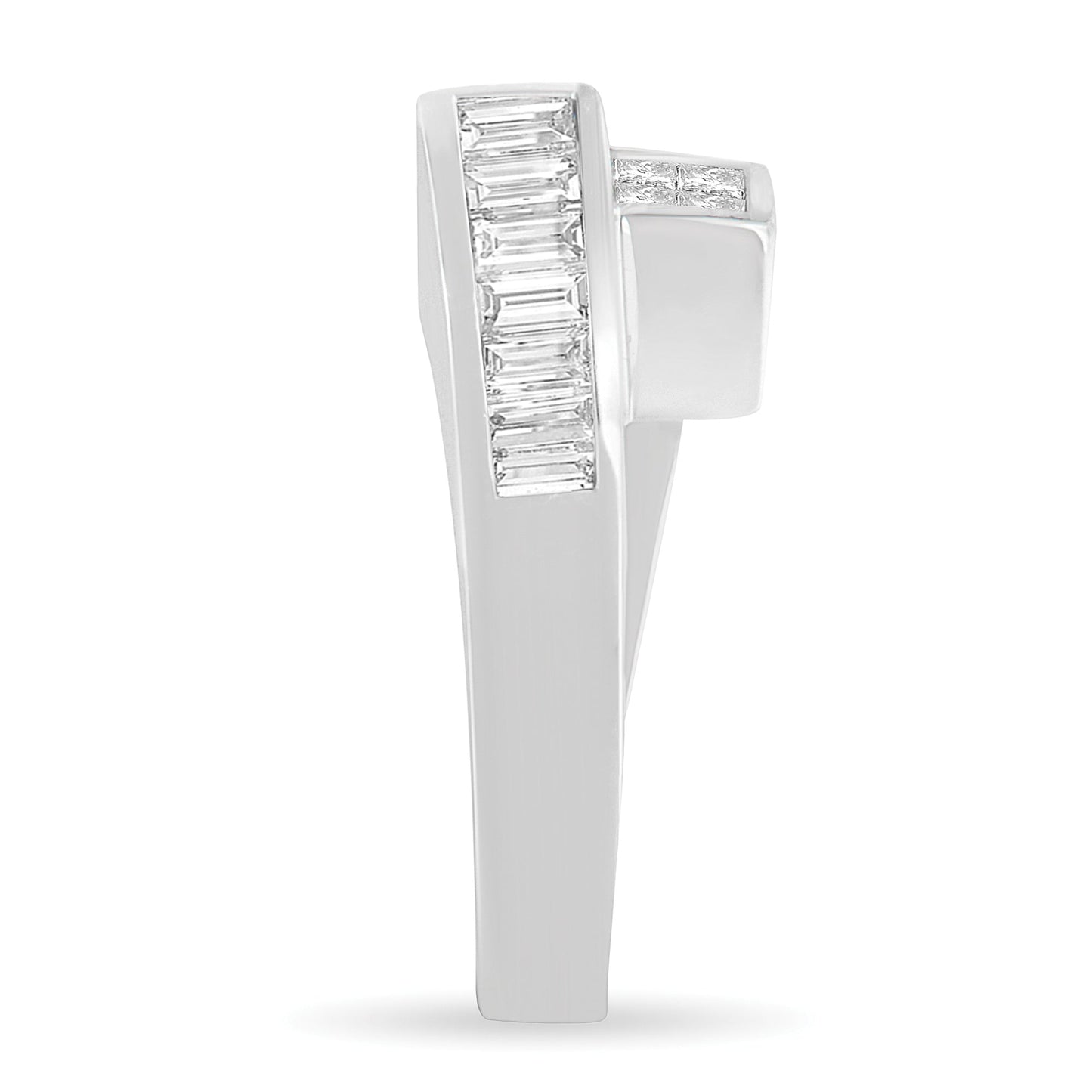 Anillo de oro blanco de 14K con diamantes de talla princesa engastados de forma invisible y diamantes de talla baguette engastados en canal, con diseño geométrico y banda cruzada (color G-H, claridad SI2-I1) - Talla 7
