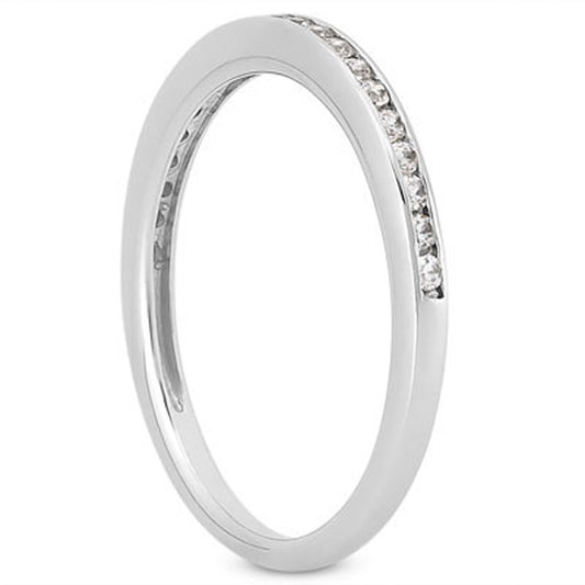Anillo de boda de oro blanco de 14k con perfil delgado y diamantes engastados en carril