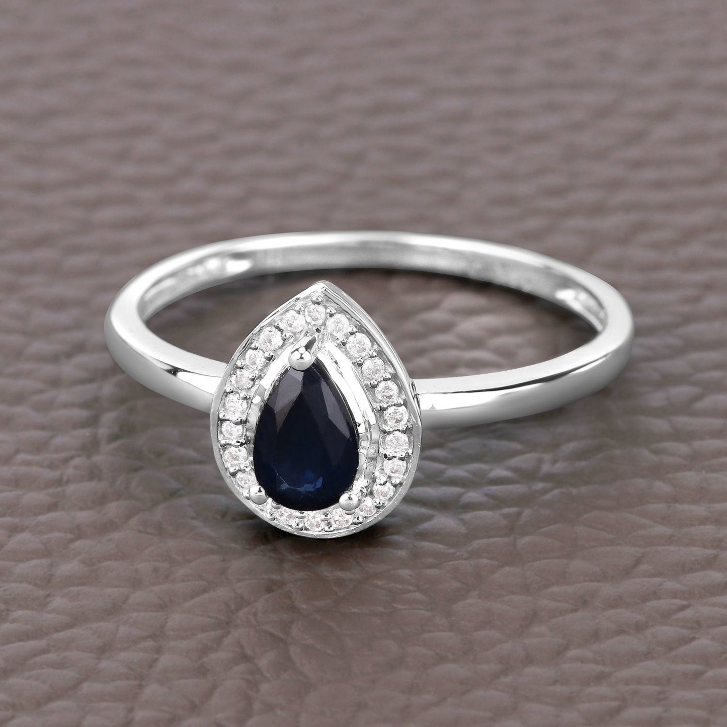 Anillo de oro blanco de 14K con zafiro azul natural de 0,48 quilates y diamantes blancos