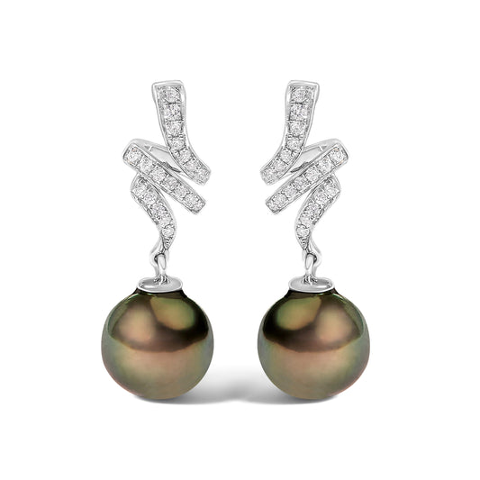 Pendientes colgantes de perlas cultivadas negras de 9 mm y acento de diamante en oro blanco de 14 quilates (Color I-J, Claridad SI1-SI2)