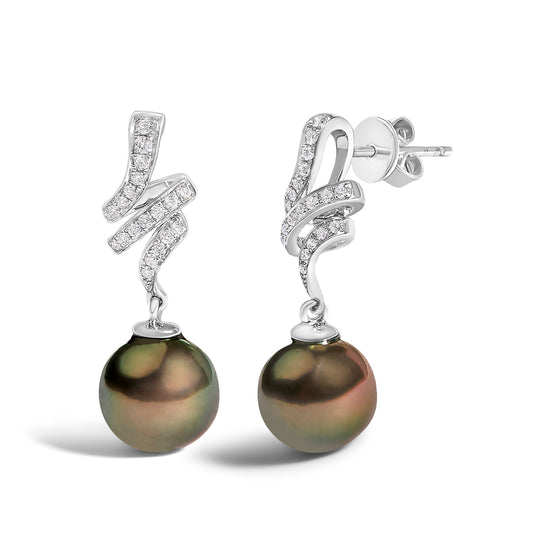 Pendientes colgantes de perlas cultivadas negras de 9 mm y acento de diamante en oro blanco de 14 quilates (Color I-J, Claridad SI1-SI2)