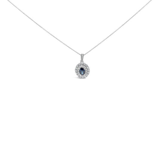 Collar con colgante de halo de zafiro azul ovalado y diamantes de 3/4 Cttw en oro blanco de 14K