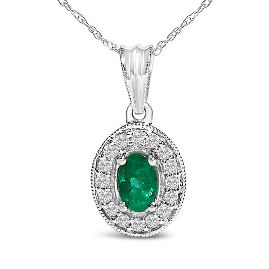 Collar con colgante de halo de esmeralda verde ovalada de 6x4 mm y diamantes en oro blanco de 14 quilates - 45 cm