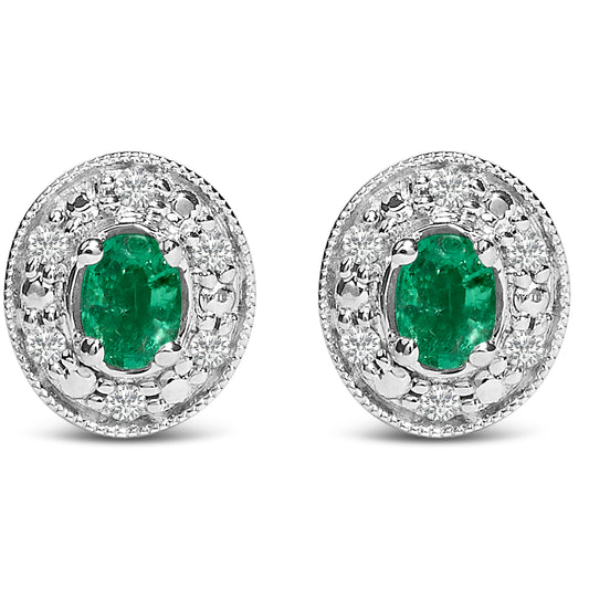 Pendientes de oro blanco de 14 quilates con halo de esmeralda verde ovalada y diamantes de 1/10 quilate (color I-J, claridad I1-I2)