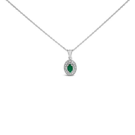 Collar con Colgante de Oro Blanco de 14K con Esmeralda Verde Ovalada y Halo de Diamantes - 18 Pulgadas