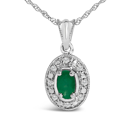 Collar con Colgante de Oro Blanco de 14K con Esmeralda Verde Ovalada y Halo de Diamantes - 18 Pulgadas