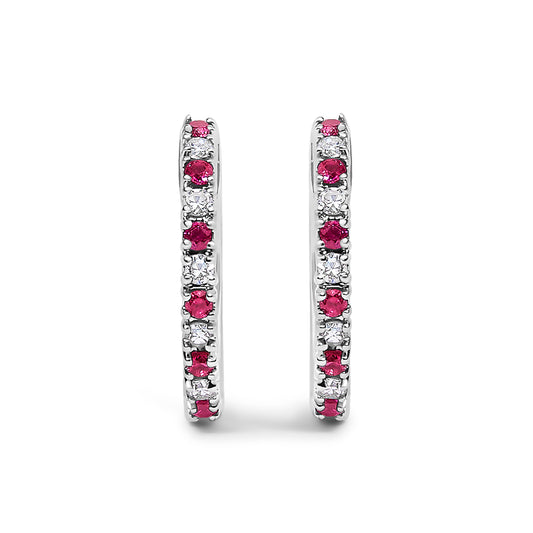 Pendientes de aro tipo huggie de oro blanco de 10K con diamantes y rubíes rojos alternados (Color I-J, Claridad I1-I2)