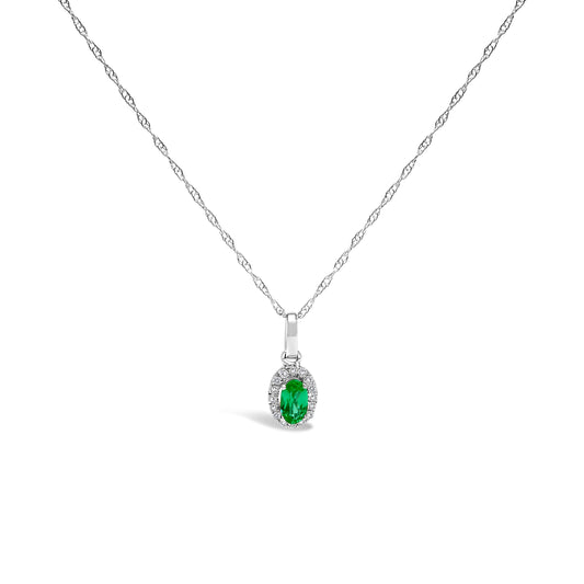 Collar con colgante de oro blanco de 10K, esmeralda verde de 5x3 mm y halo de acento de diamante, forma ovalada de 45,7 cm (color I-J, claridad I1-I2)