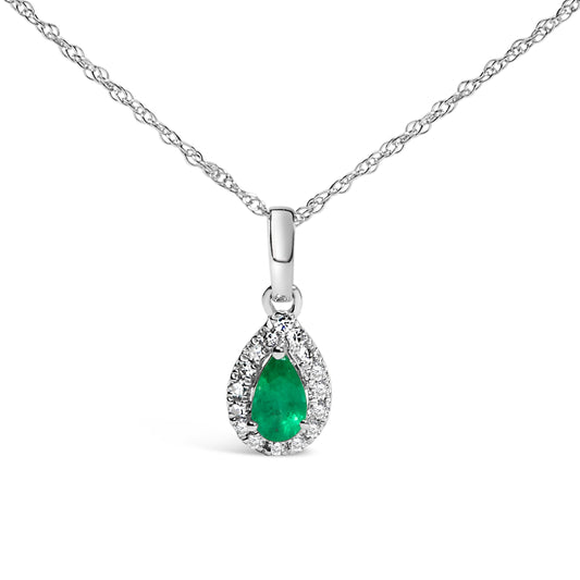 Colgante de oro blanco de 10K con esmeralda verde de 5x3 mm y diamantes en forma de pera, con halo, de 18" (color I-J, claridad I1-I2)