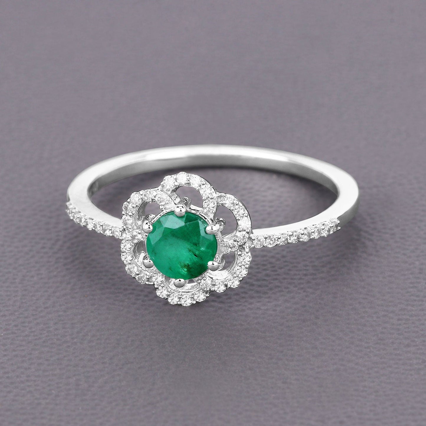 Anillo de oro blanco de 14K con esmeralda zambiana auténtica de 0,55 quilates y diamantes blancos