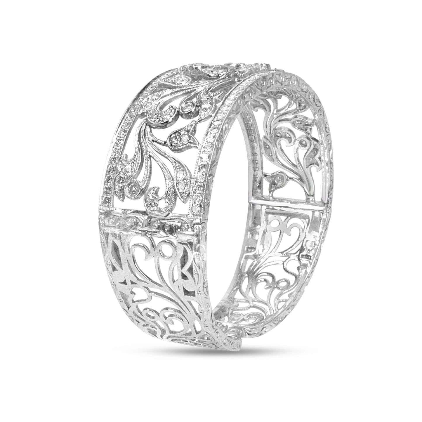 Pulsera brazalete de oro blanco de 18 quilates con diseño floral calado de filigrana y pavé de diamantes de 3 1/4 Cttw (color H-I, claridad VS2-SI1)
