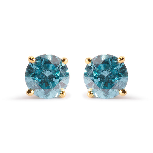 Pendientes de tuerca solitarios clásicos de oro amarillo de 14K con diamantes azul aguamarina tratados de 1,0 Cttw (color azul aguamarina, claridad I2-I3)