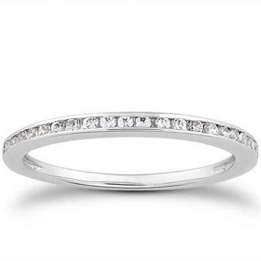 Anillo de boda de oro blanco de 14k con perfil delgado y diamantes engastados en carril