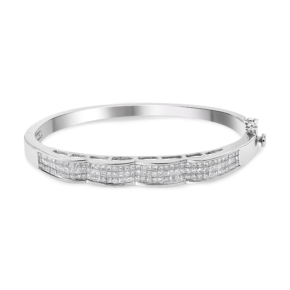Pulsera Rígida de Oro Blanco de 14K con Diamantes de Talla Princesa Engastados con Engaste Invisible de 3 1/3 Cttw en Diseño Ondulado (Color H-I, Claridad SI1-SI2) - Talla 7"