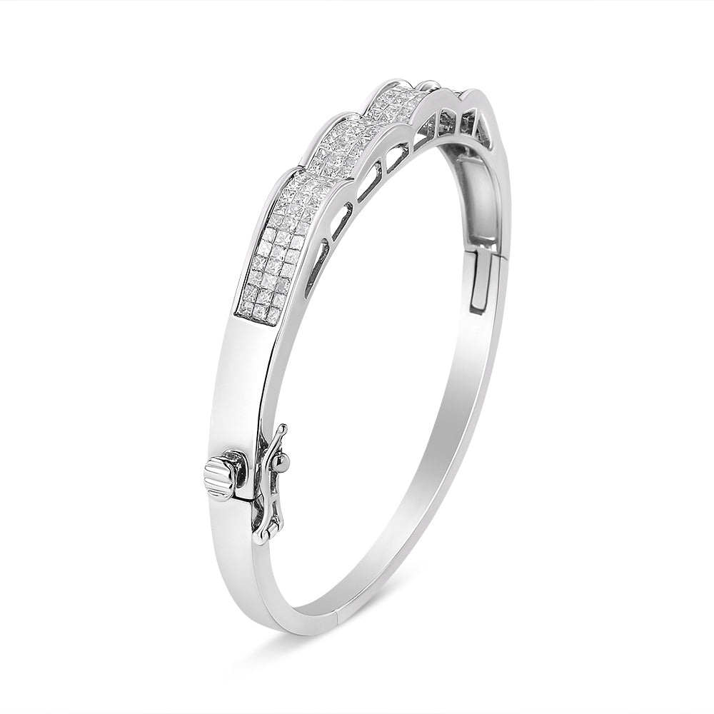 Pulsera Rígida de Oro Blanco de 14K con Diamantes de Talla Princesa Engastados con Engaste Invisible de 3 1/3 Cttw en Diseño Ondulado (Color H-I, Claridad SI1-SI2) - Talla 7"