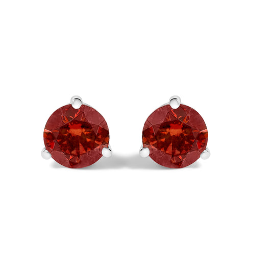 Pendientes de botón solitarios clásicos de oro blanco de 14 quilates y 0,75 quilates con diamantes rojos cultivados en laboratorio y engaste de martini de 3 puntas