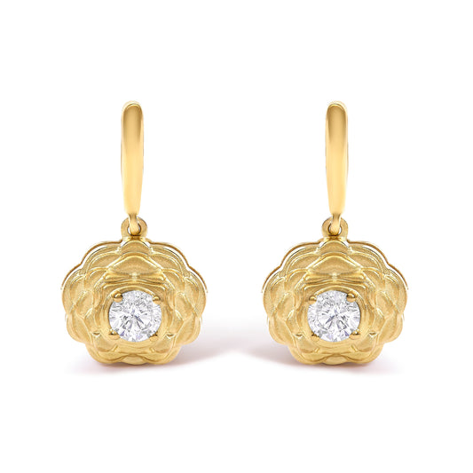 Pendientes colgantes de flor con diamantes cultivados en laboratorio de 5/8 Cttw en plata de ley bañada en oro amarillo de 14K