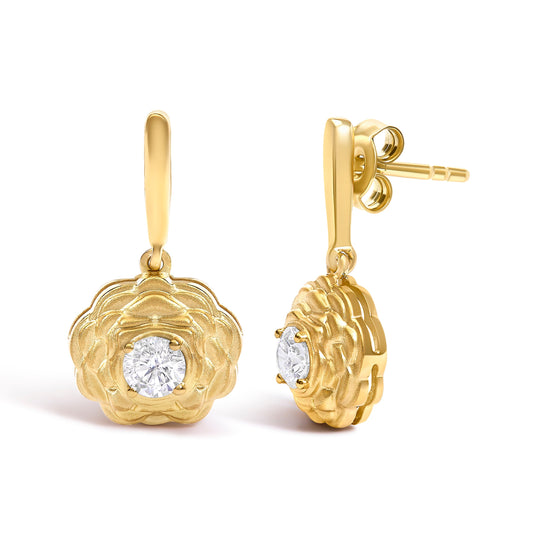 Pendientes colgantes de flor con diamantes cultivados en laboratorio de 5/8 Cttw en plata de ley bañada en oro amarillo de 14K