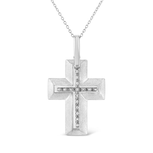 Collar con colgante en forma de cruz atrevida con acento de diamante engastado en garra de plata de ley .925 de 45,7 cm (color I-J, claridad I1-I2)