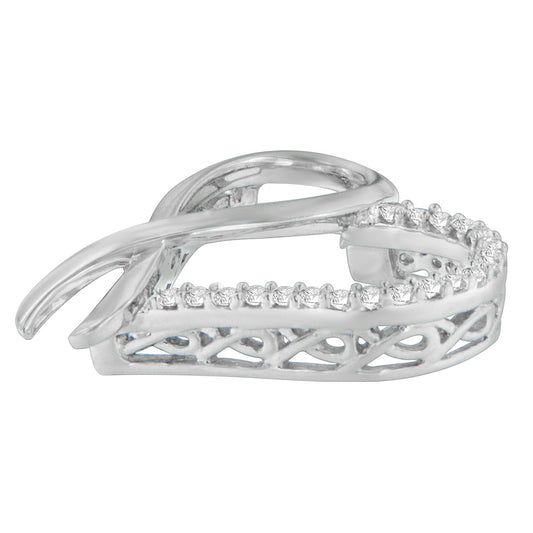 Collar con colgante de cinta y corazón con acento de diamante de talla redonda de 1/4 cttw de plata de ley .925 (H-I, I2-I3)